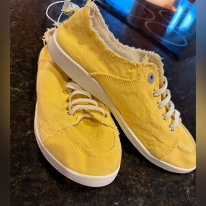 Vionic Beach Women’s Slip-on Sneaker NWT- Yellow Size 8